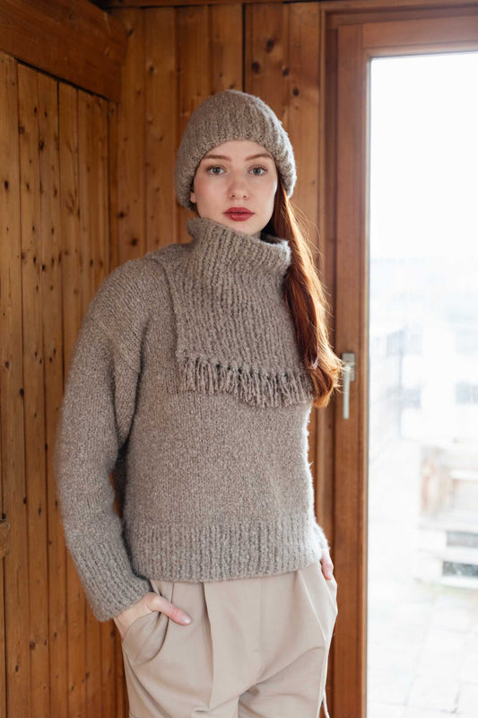 Woman wearing a cashmere beanie and a neck warmer set