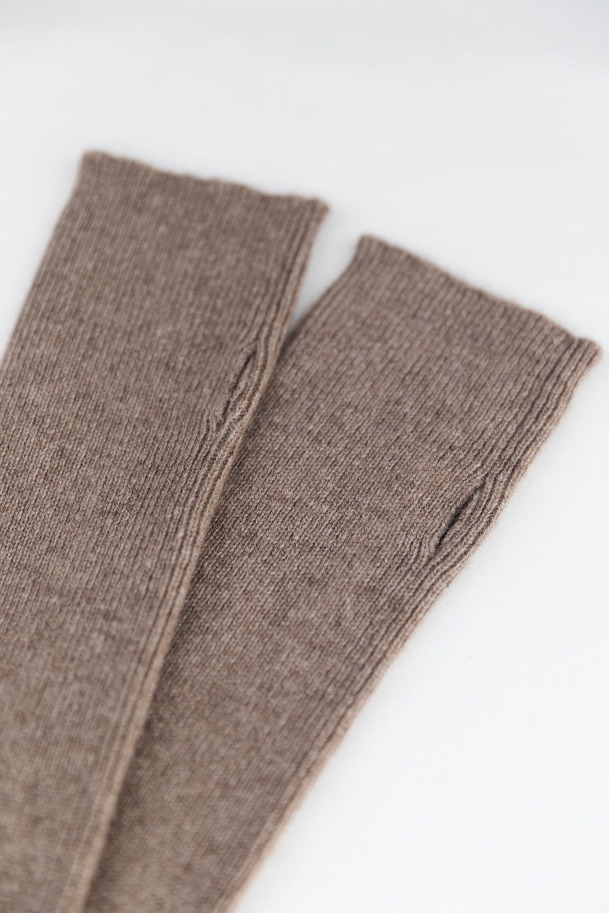 Cashmere arm warmers in taupe