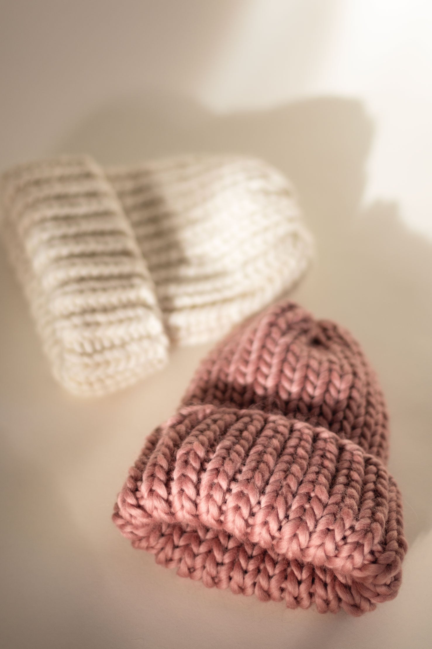 Chunky wool beanie, handmade in white and dusty pink color. A unique gift for a friend or family member or a great addition to your winter wardrobe. 