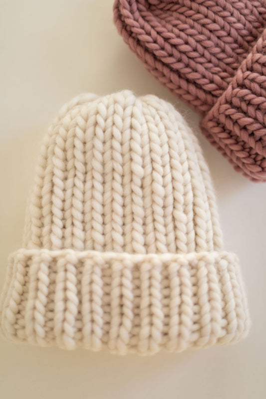 Chunky wool beanie, handmade in white and dusty pink color. A unique gift for a friend or family member or a great addition to your winter wardrobe. 